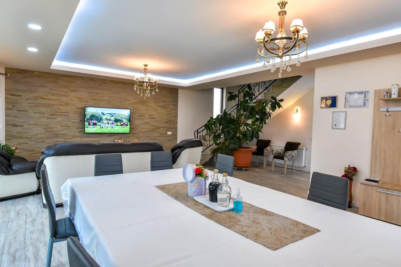 Casa Nely Hotel Sighetu Marmaţiei Buitenkant foto
